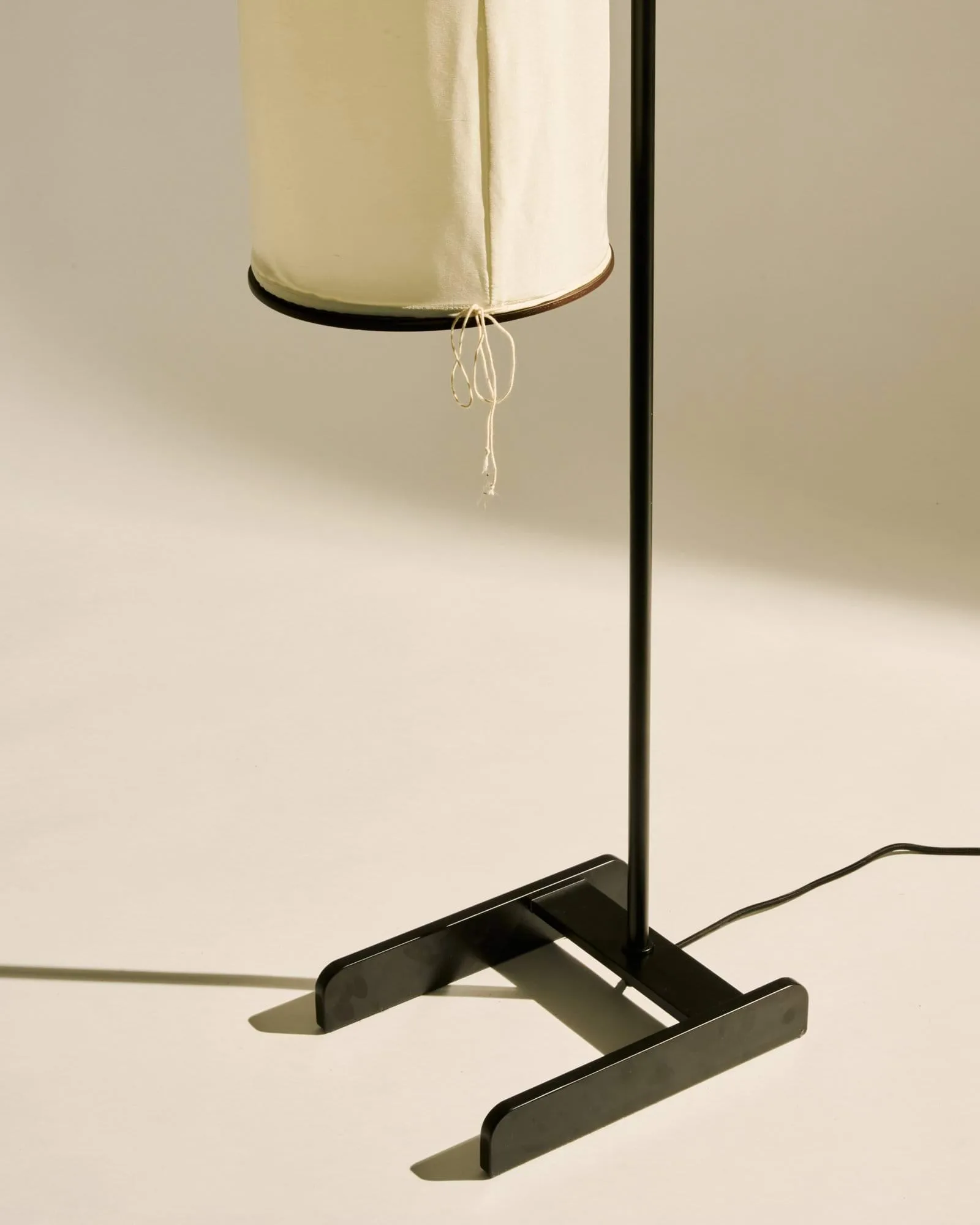 Silk Lantern φωτιστικό δαπέδου, Natural white silk-semi matt μαύρο, 163 εκ. GUBI
