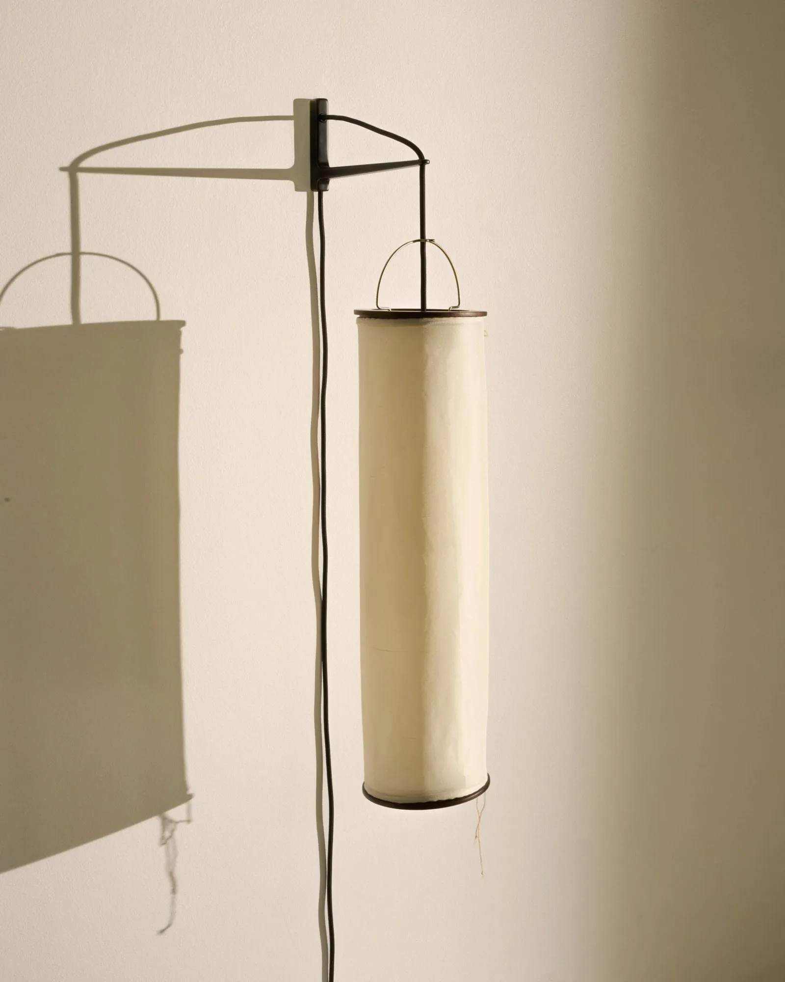 Silk Lantern απλίκα τοίχου, Natural white silk-semi matt μαύρο GUBI