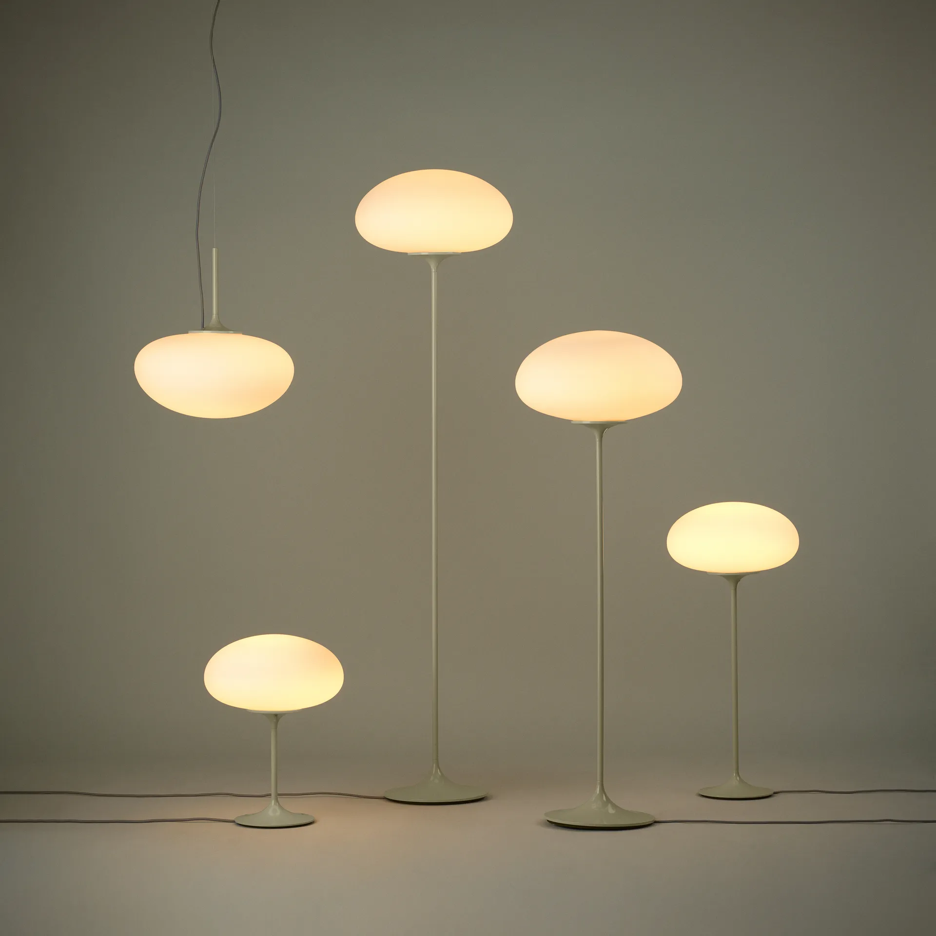 Φωτιστικό δαπέδου Stemlite 150 cm, Pebble grey GUBI