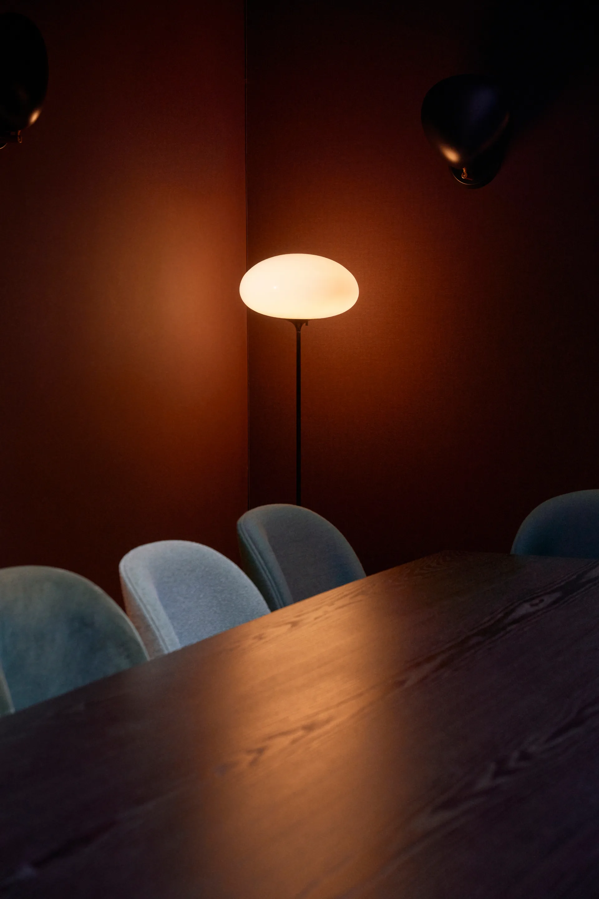 Φωτιστικό δαπέδου Stemlite, Black chrome-opalglas, 110 cm GUBI