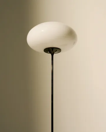 Φωτιστικό δαπέδου Stemlite - Black chrome-opalglas, 150 cm - GUBI