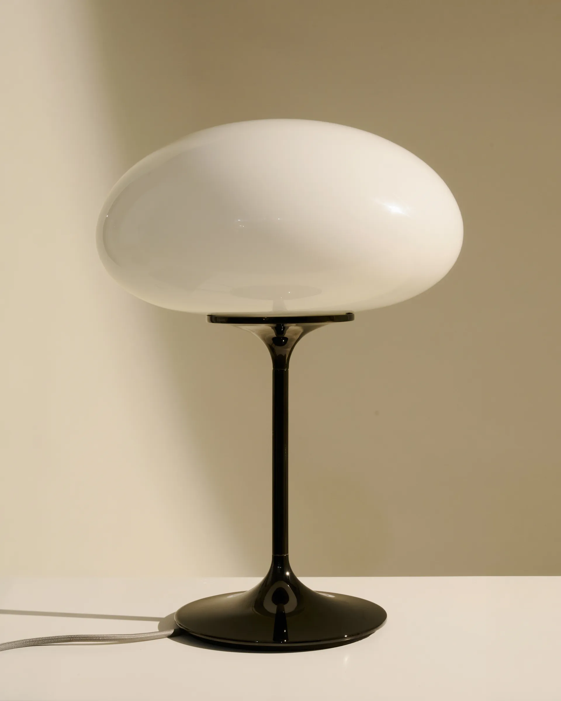 Επιτραπέζια λάμπα Stemlite, Black chrome-opalglas, 42 cm GUBI