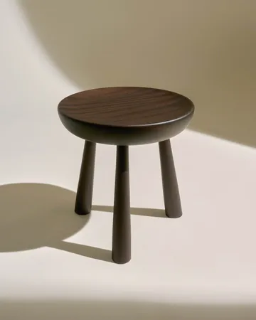 Totto σκαμπό - Dark stained laquered sapelli, Ø31x32,6 εκ. - GUBI