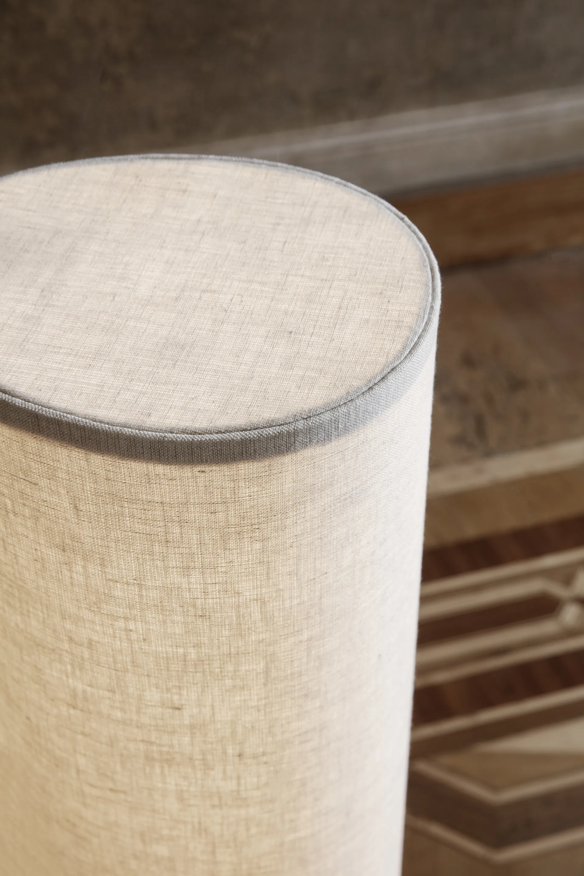 Unbound φωτιστικό δαπέδου 80 cm, Καμβάς-γκρι μάρμαρο GUBI