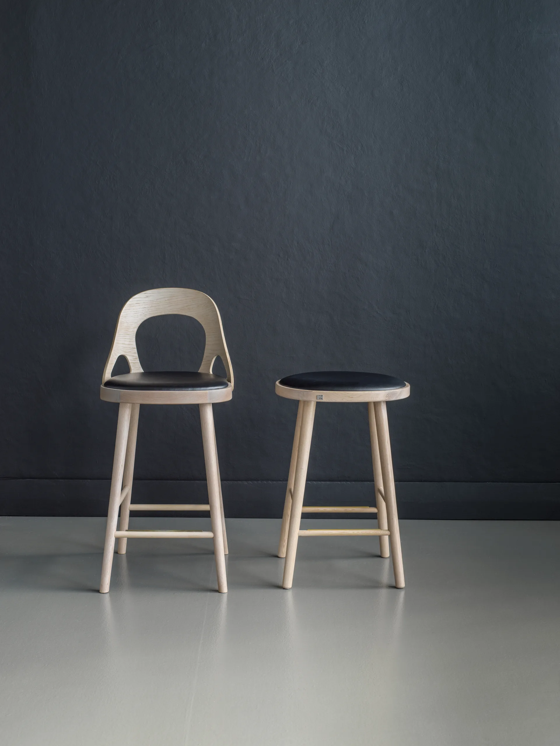Σκαμπό μπαρ, Colibri, 63 εκ, Δρυς χρωματισμένη με ανοιχτό χρώμα-μαύρο μαξιλάρι Hans K