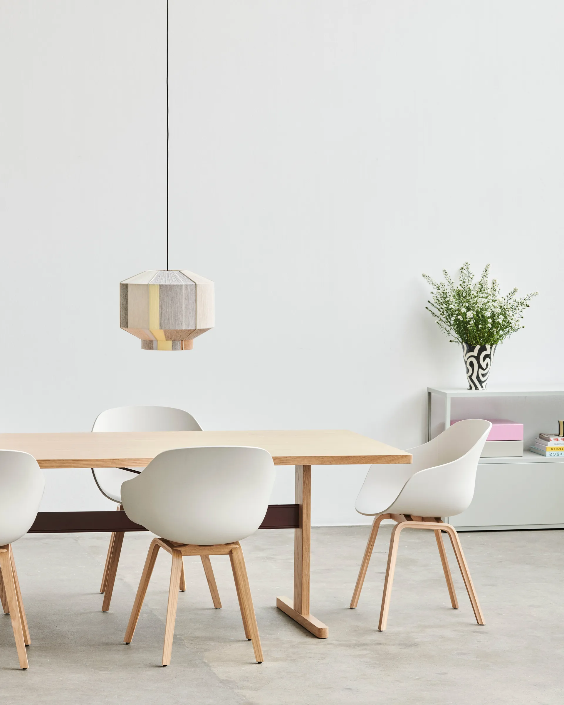 About a Chair 22 2.0 καρέκλα, Λευκό-λακαρισμένη βάση από δρυς HAY