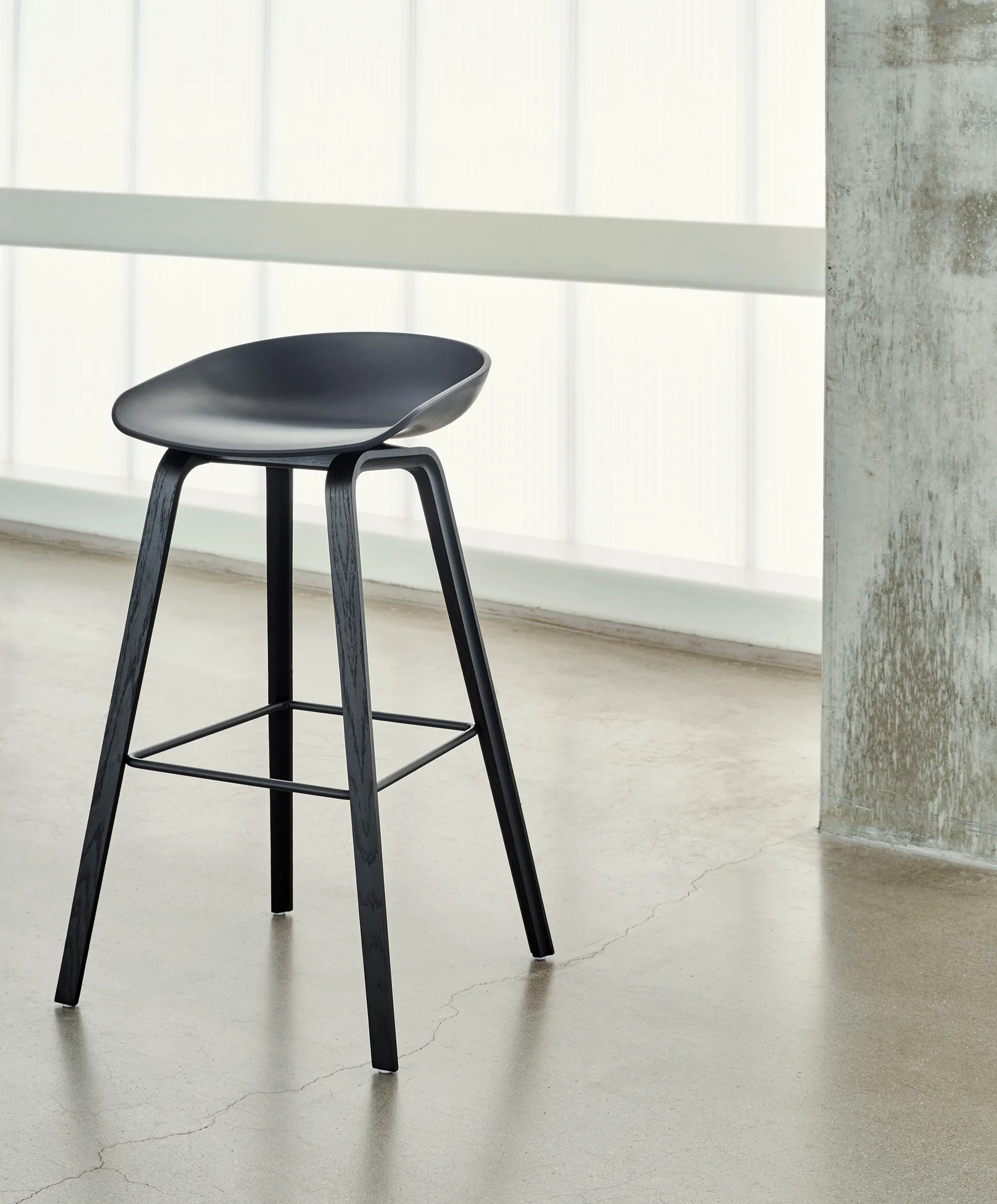 About a Stool 32 High σκαμπό μπαρ μαύρο δρύινο σκελετό 2.0, Μαύρο-μαύρο στήριγμα από ατσάλι HAY