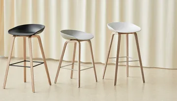 About a Stool 32 High σκαμπό μπαρ με βαμμένη βάση από δρυ 2.0 - Λευκό-ανοξείδωτο ατσάλι στήριγμα - HAY