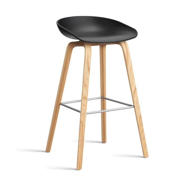 About a Stool 32 High σκαμπό μπαρ με βαμμένη βάση από δρυ 2.0 - Μαύρο-ανοξείδωτο ατσάλι στήριγμα - HAY