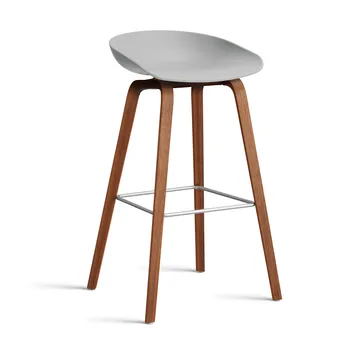 About a Stool 32 High σκαμπό μπαρ με βάση από καρυδιά 2.0 - Concrete grey-ανοξείδωτο ατσάλι στήριγμα - HAY