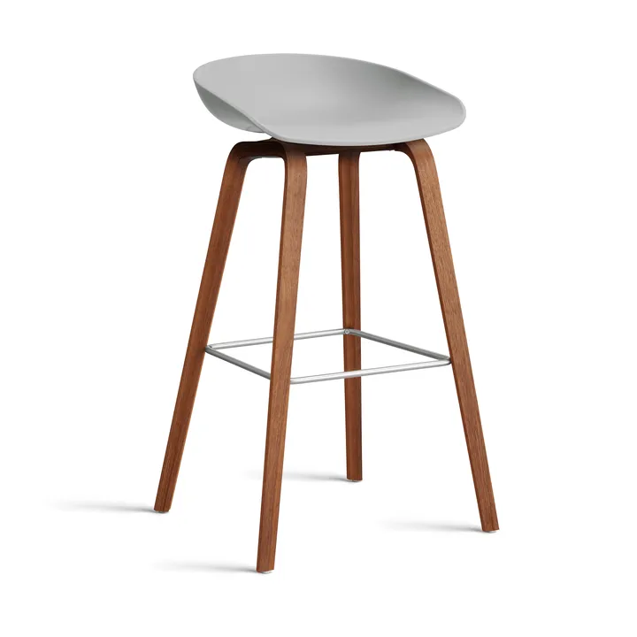 About a Stool 32 High σκαμπό μπαρ με βάση από καρυδιά 2.0 - Concrete grey-ανοξείδωτο ατσάλι στήριγμα - HAY