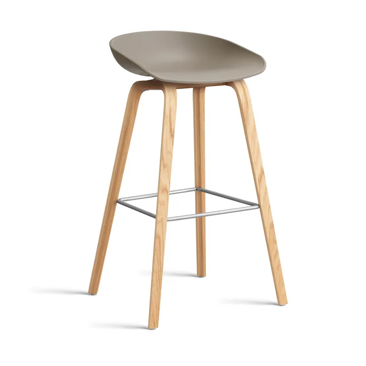 About a Stool 32 High σκαμπό μπαρ με βαμμένη βάση από δρυ 2.0 - Khaki-ανοξείδωτο ατσάλι στήριγμα - HAY