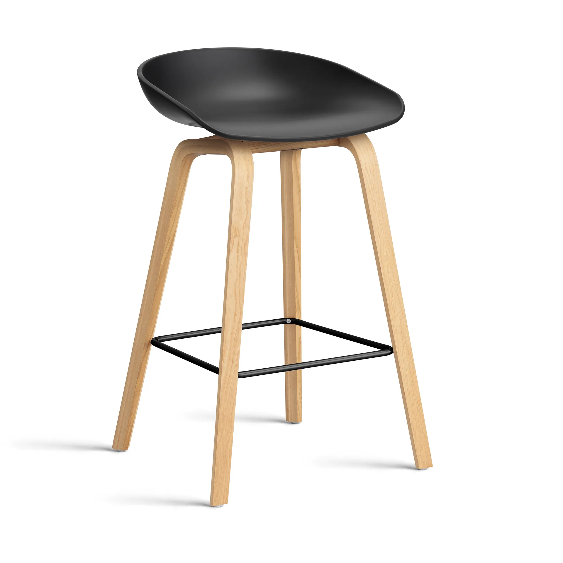 About a Stool 32 Low σκαμπό μπαρ βαμμένη βάση δρυς 2.0, Μαύρο-μαύρο στήριγμα από ατσάλι HAY