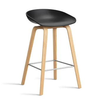 About a Stool 32 Low σκαμπό μπαρ βαμμένη βάση δρυς 2.0 - Μαύρο-ανοξείδωτο ατσάλι στήριγμα - HAY