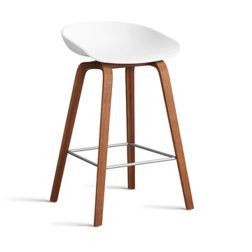 About a Stool 32 Low σκαμπό μπαρ με βάση από καρυδιά 2.0 - Λευκό-ανοξείδωτο ατσάλι στήριγμα - HAY