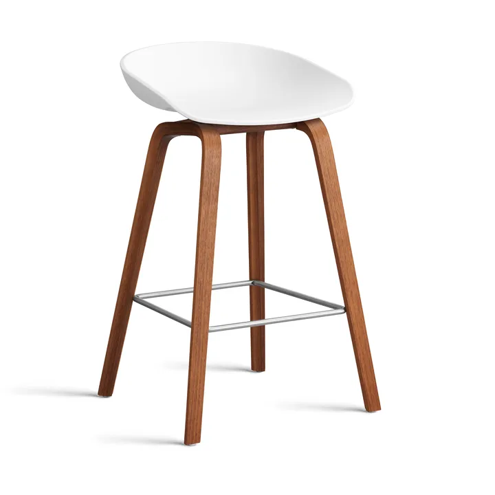 About a Stool 32 Low σκαμπό μπαρ με βάση από καρυδιά 2.0 - Λευκό-ανοξείδωτο ατσάλι στήριγμα - HAY