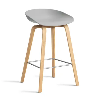 About a Stool 32 Low σκαμπό μπαρ βαμμένη βάση δρυς 2.0 - Concrete grey-ανοξείδωτο ατσάλι στήριγμα - HAY