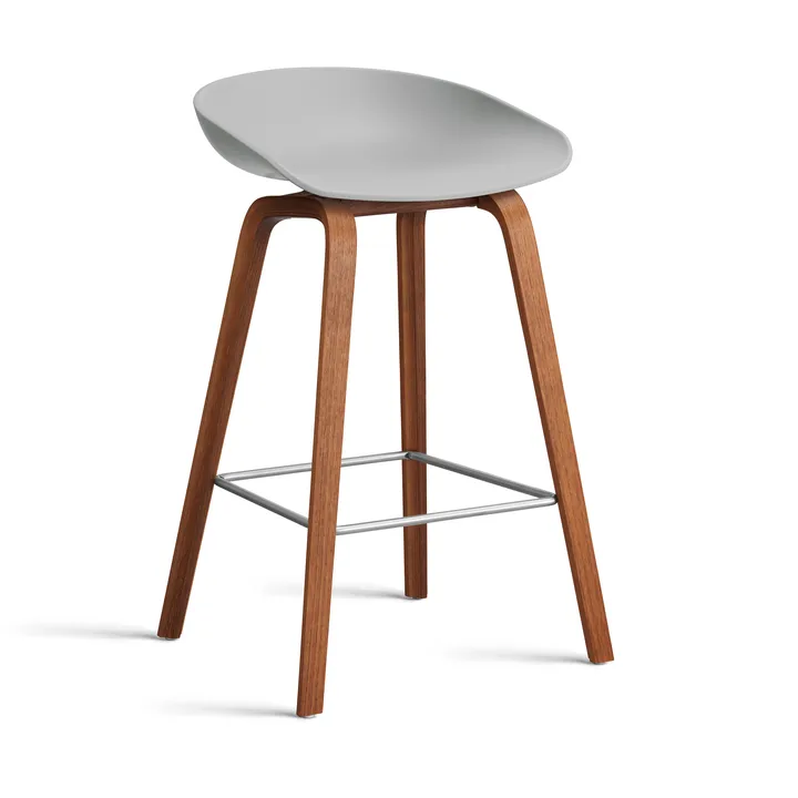 About a Stool 32 Low σκαμπό μπαρ με βάση από καρυδιά 2.0 - Concrete grey-ανοξείδωτο ατσάλι στήριγμα - HAY