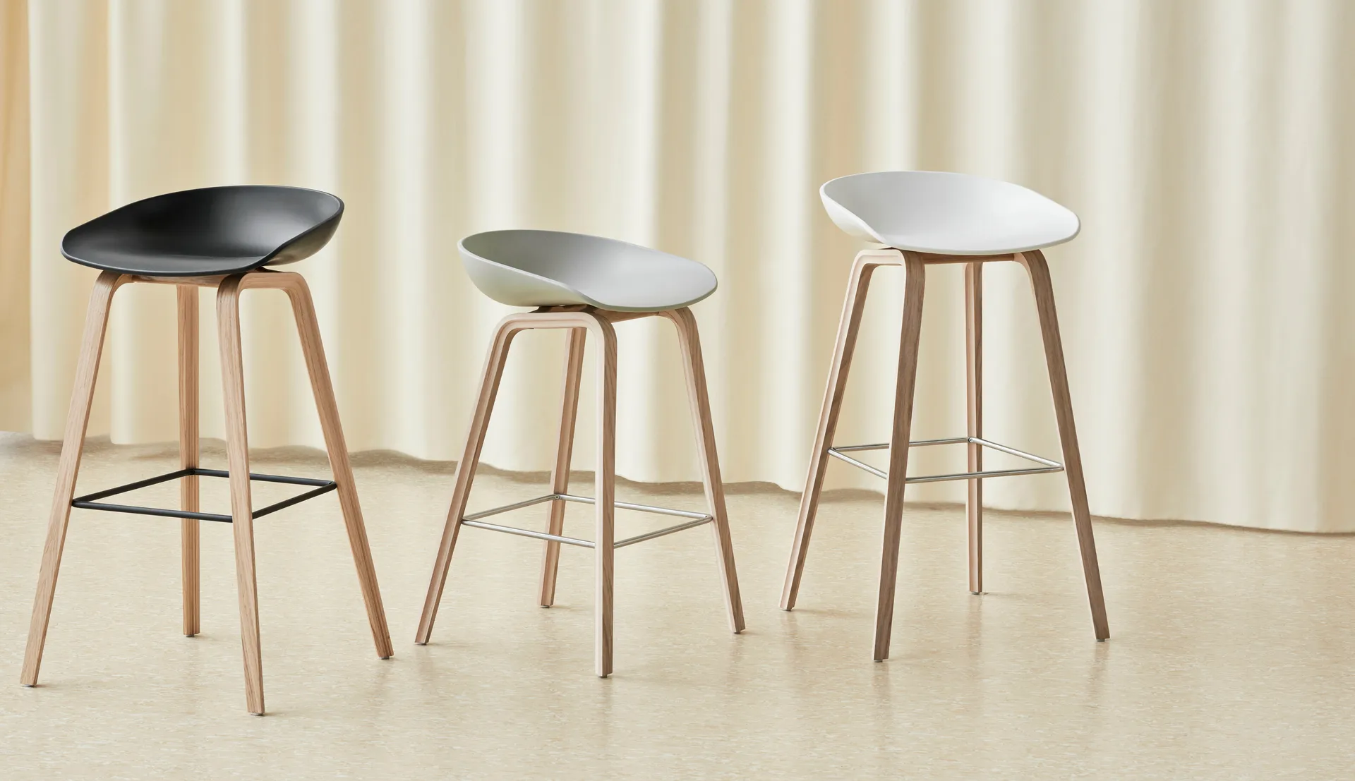About a Stool 32 Low σκαμπό μπαρ βαμμένη βάση δρυς 2.0, Melange cream-ανοξείδωτο στήριγμα χάλυβα HAY