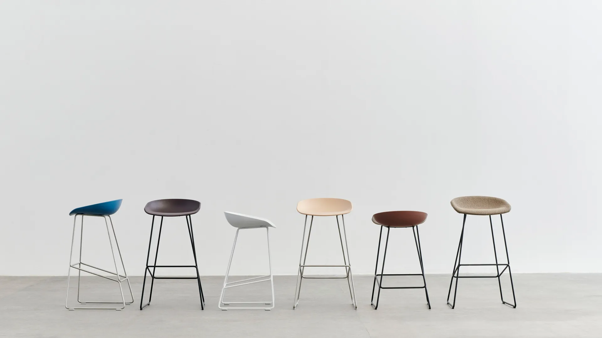About a Stool 38 Low σκαμπό μπαρ 2.0, Concrete grey-ανοξείδωτος χαλύβδινος σκελετός HAY