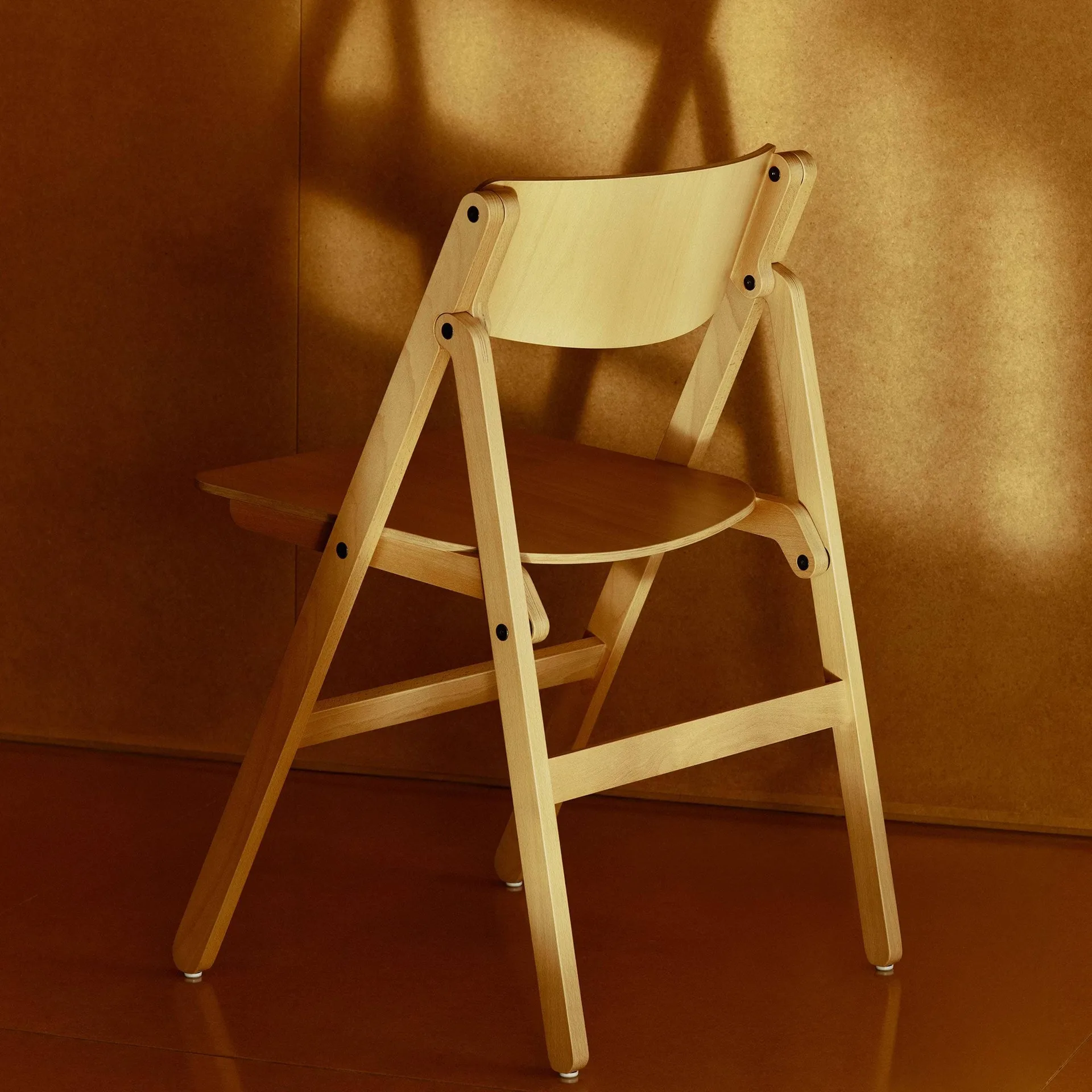 Backflip Chair καρέκλα, Golden βαμμένη οξιά HAY