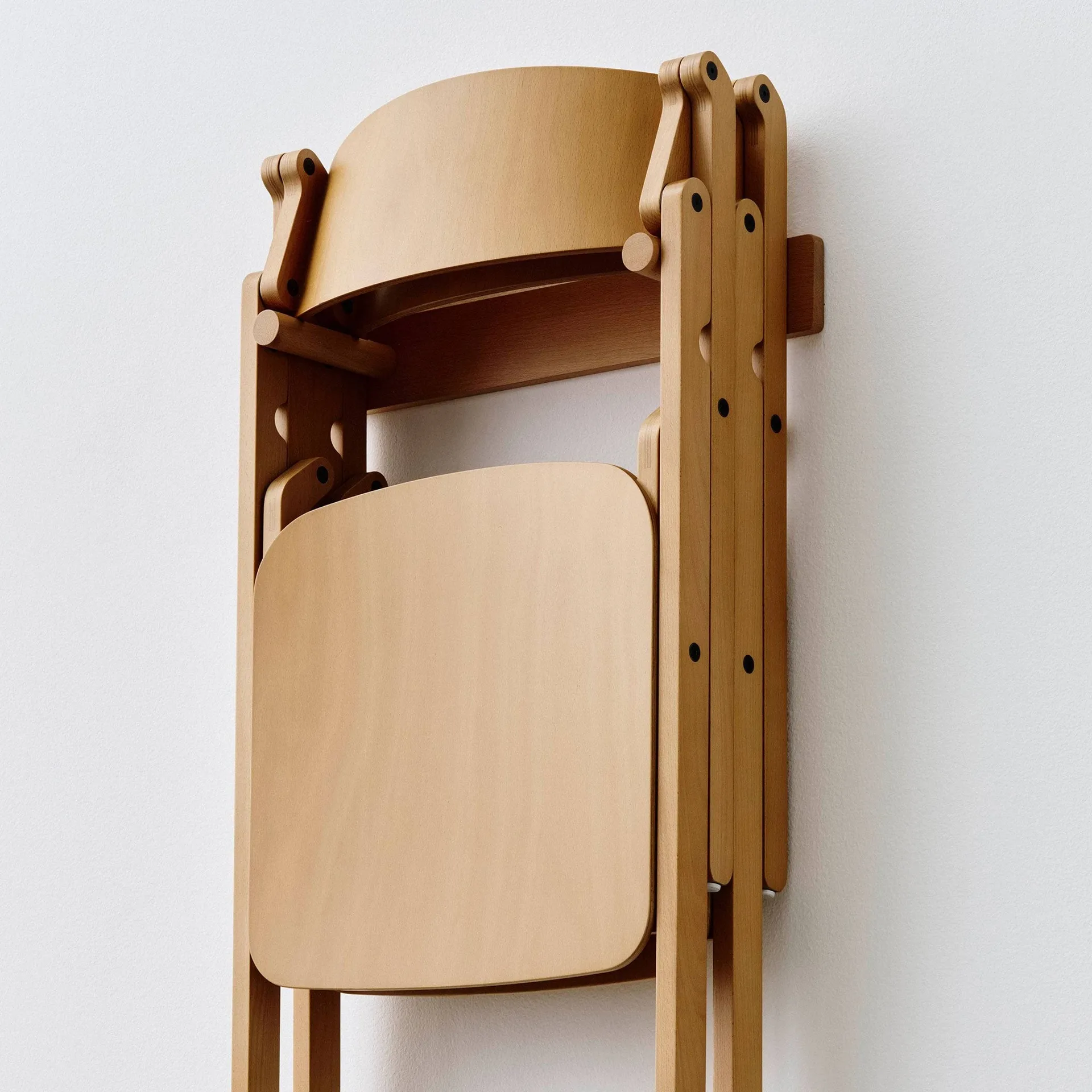Backflip Chair επιτοίχια βάση για καρέκλα, Golden βαμμένη οξιά HAY