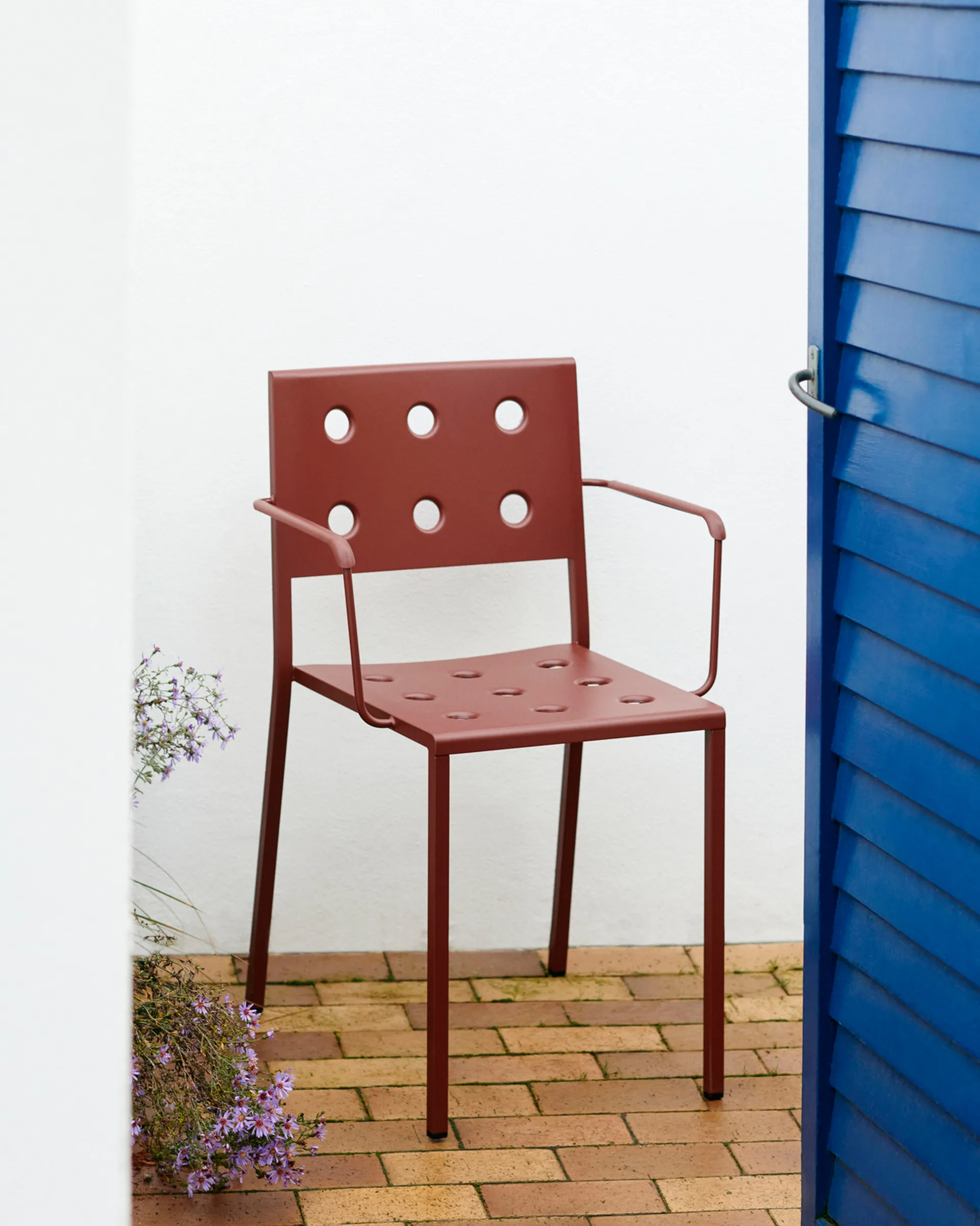 Balcony Dining Armchair καρέκλα με μπράτσα, Iron red HAY