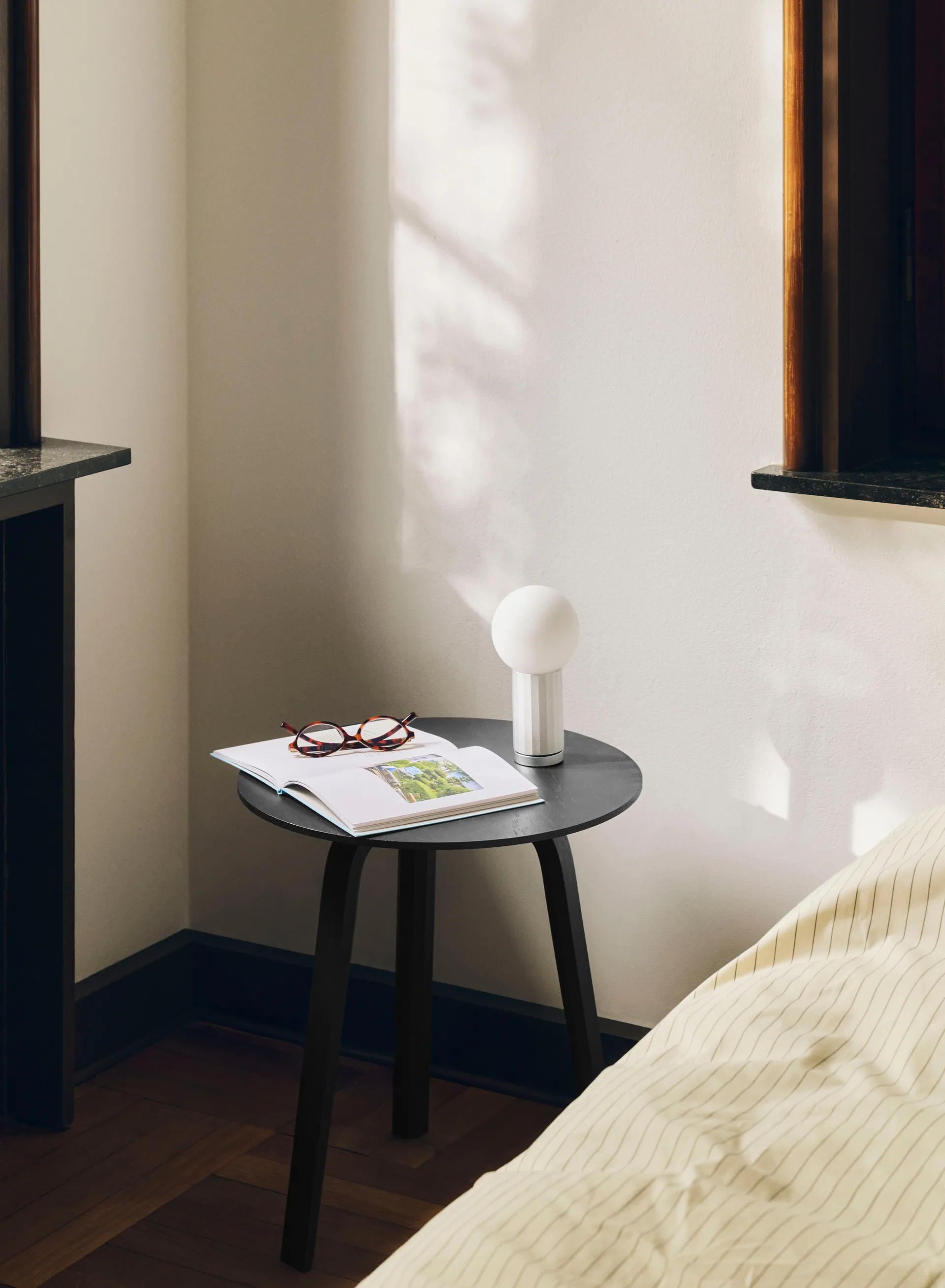 Bella τραπεζάκι σαλονιού, Blue charcoal, Ø45x49 cm HAY