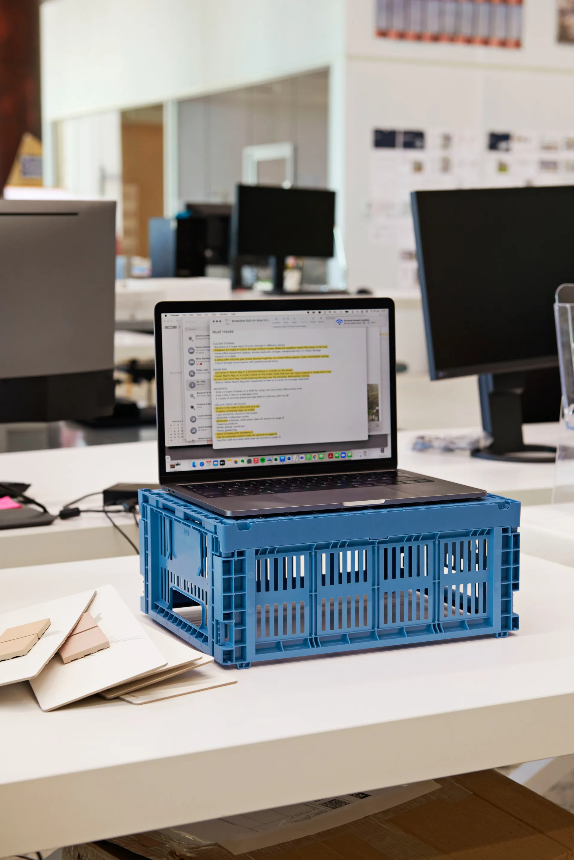 Colour Crate M 26,5x34,5 cm, Μπλε ελεκτρίκ HAY