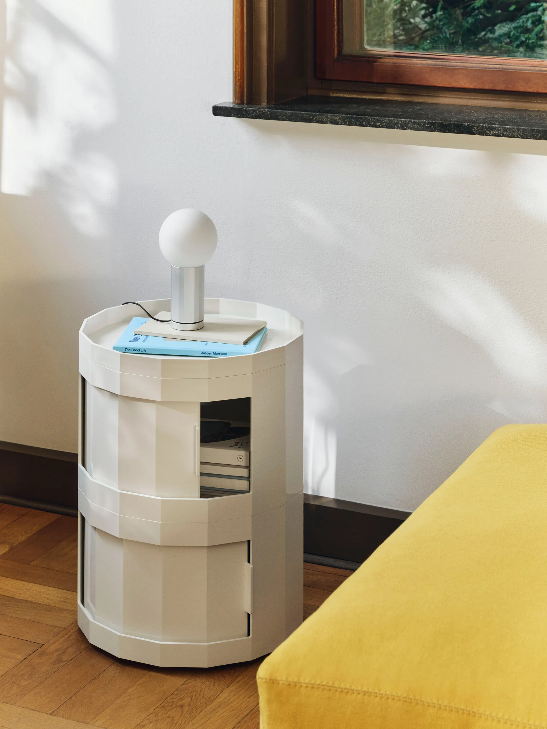 Facet Cabinet 20 πλαϊνό τραπέζι, Eggshell HAY