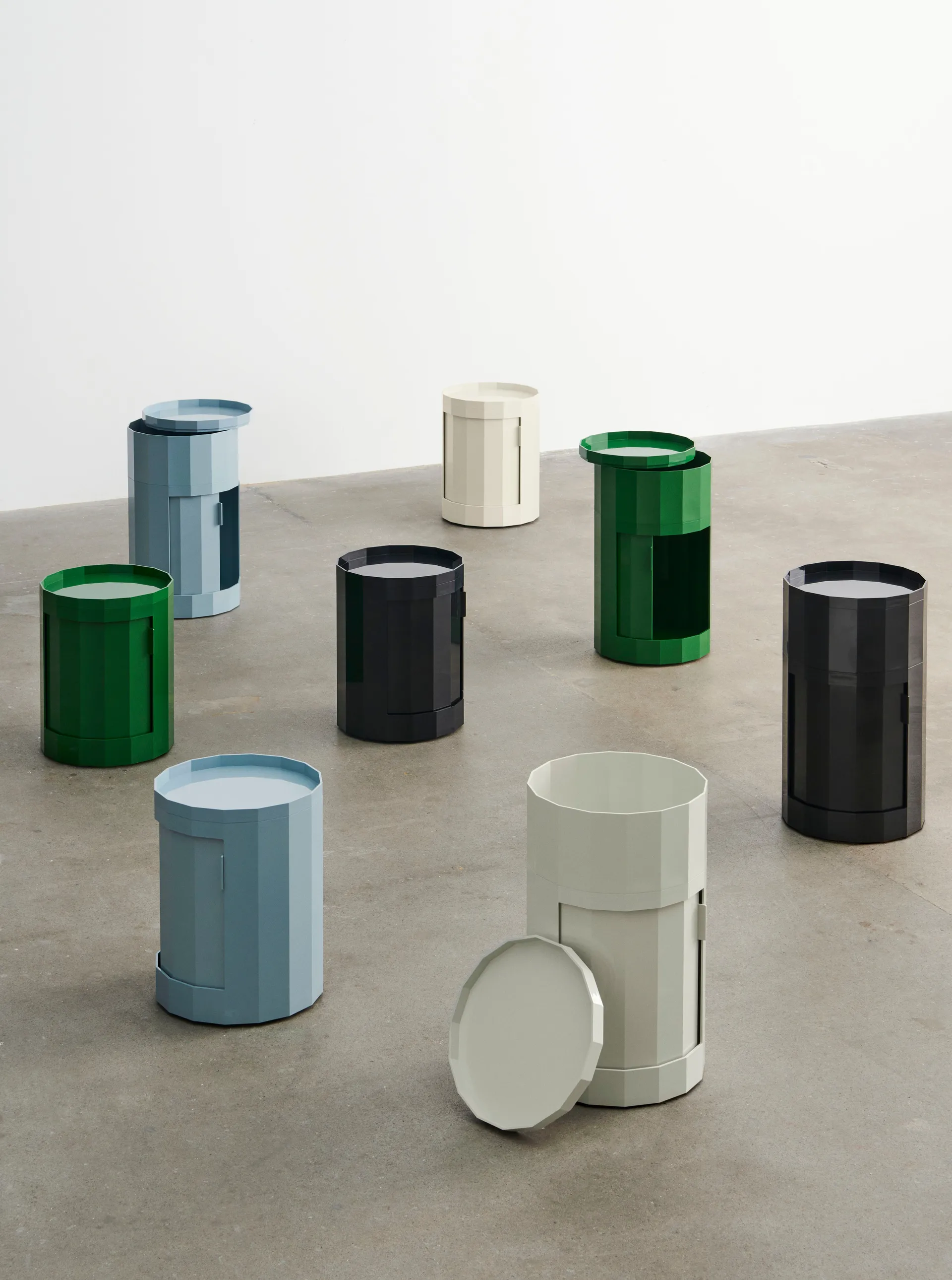 Facet Cabinet high βοηθητικό τραπέζι με πόδια-ροδάκια 66 εκ., Anthracite HAY