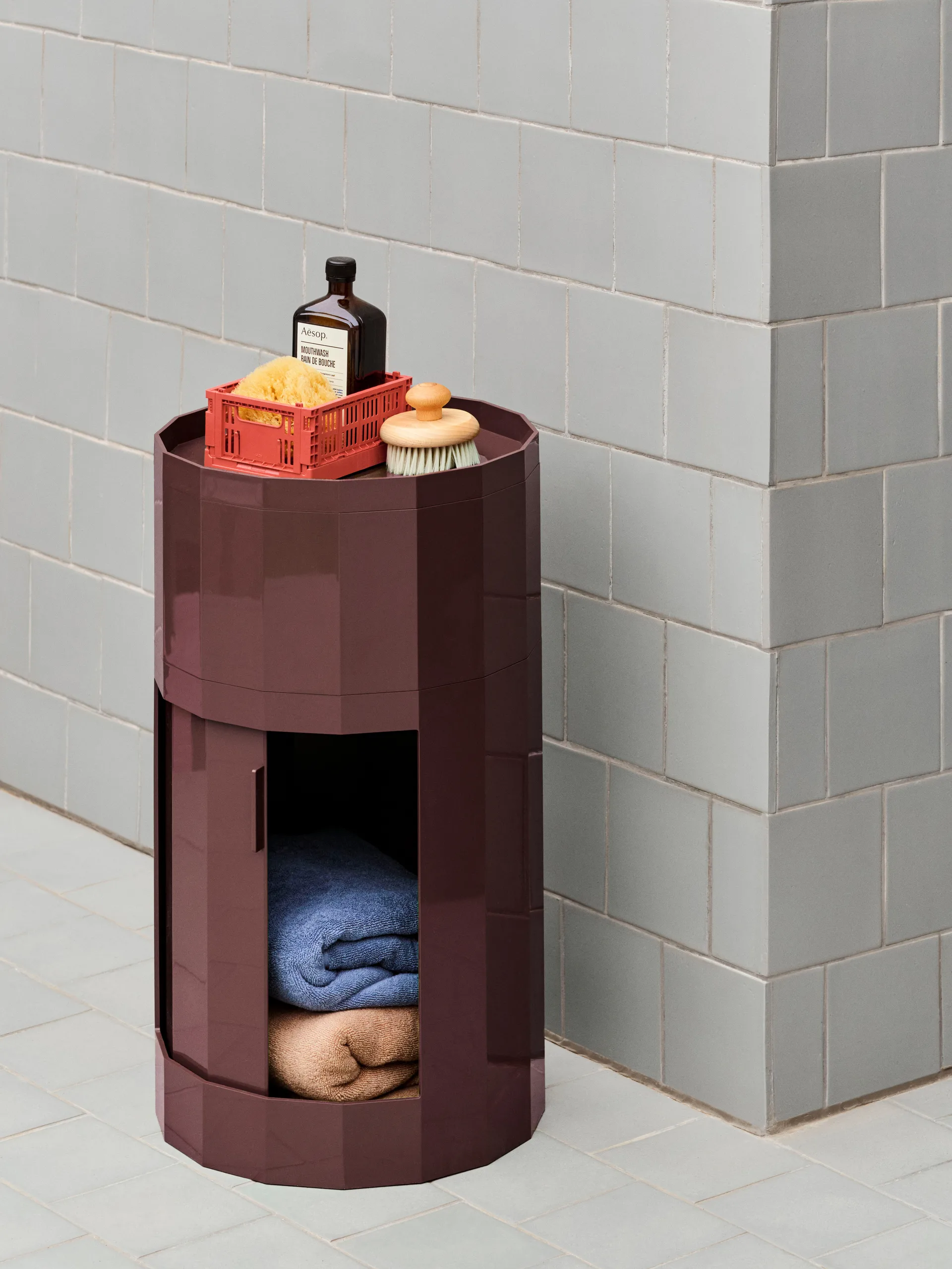 Facet Cabinet high βοηθητικό τραπέζι με πόδια-ροδάκια 66 εκ., Burgundy HAY