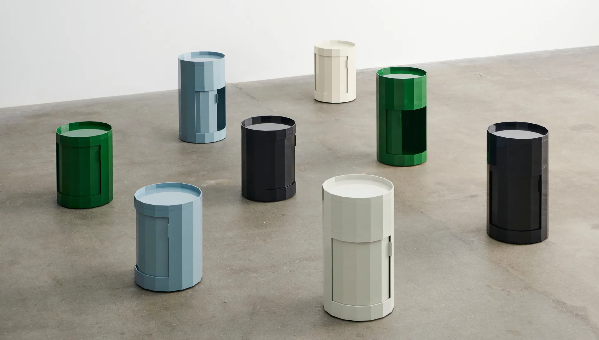 Facet Cabinet high βοηθητικό τραπέζι με πόδια-ροδάκια 66 εκ., Eggshell HAY