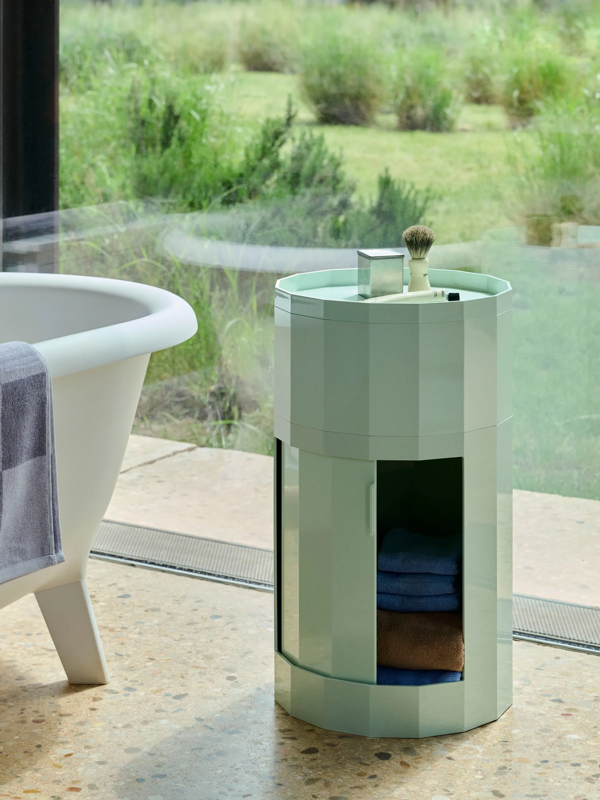 Facet Cabinet high βοηθητικό τραπέζι με πόδια-ροδάκια 66 εκ., Soft mint HAY