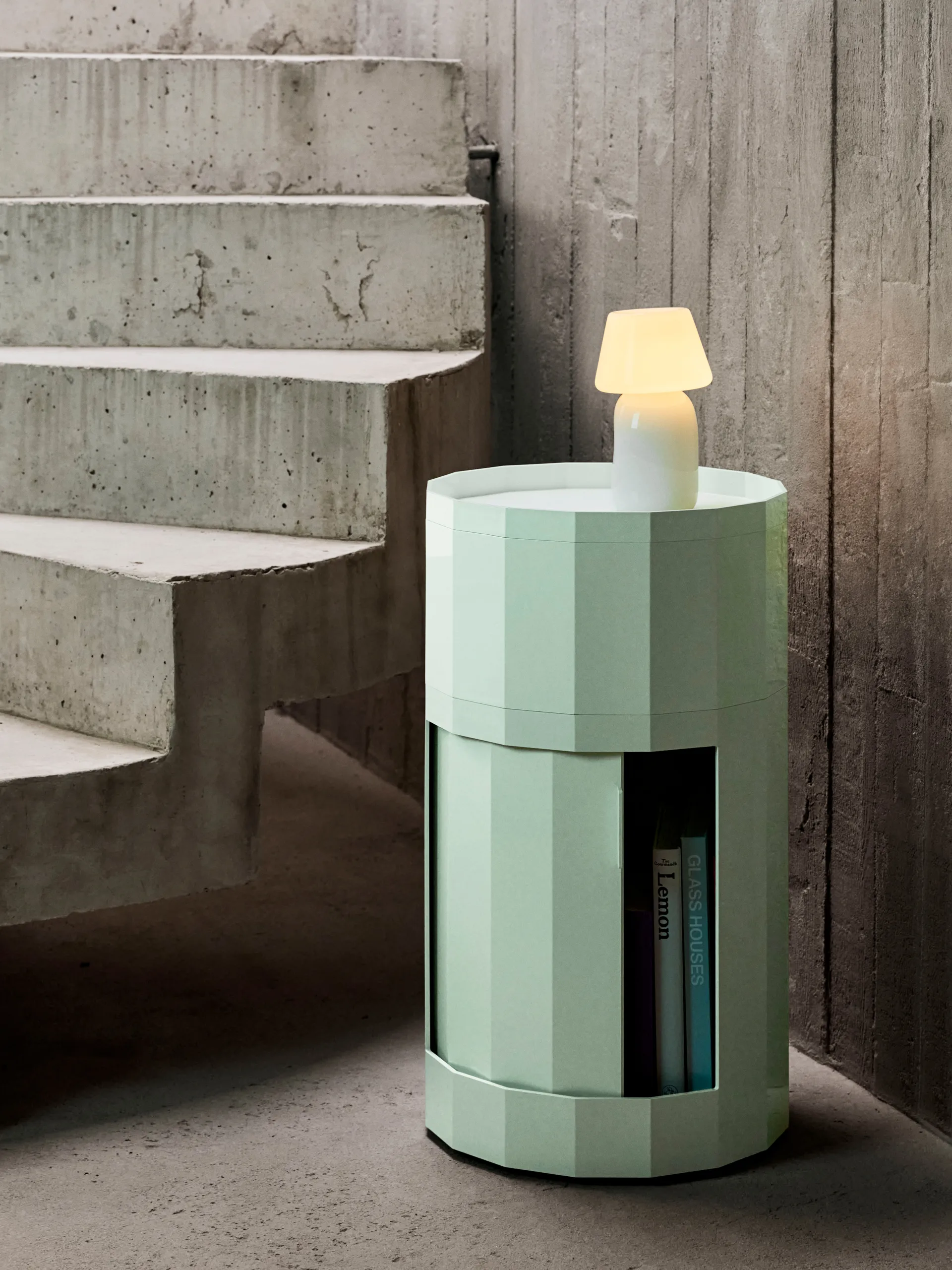 Facet Cabinet high βοηθητικό τραπέζι με πόδια-ροδάκια 66 εκ., Soft mint HAY