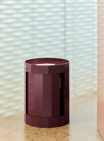 Facet Cabinet low βοηθητικό τραπέζι με πόδια-ροδάκια 49 εκ. - Burgundy - HAY