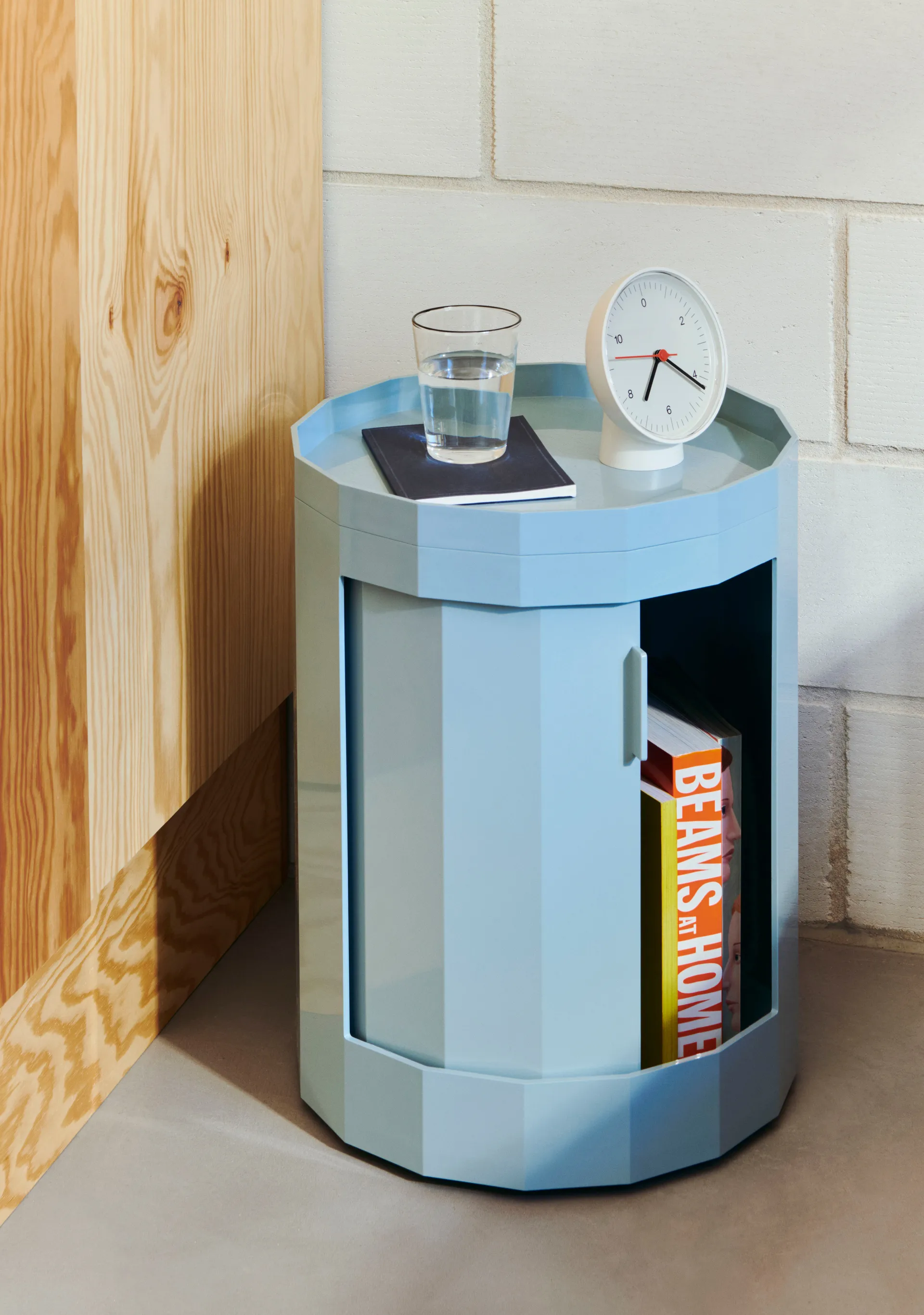 Facet Cabinet low βοηθητικό τραπέζι με πόδια-ροδάκια 49 εκ., Misty blue HAY