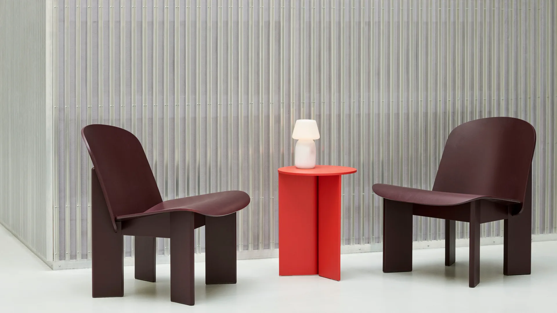 Πολυθρόνα lounge Chisel, Σκούρο μπορντό λακαριστή οξιά HAY