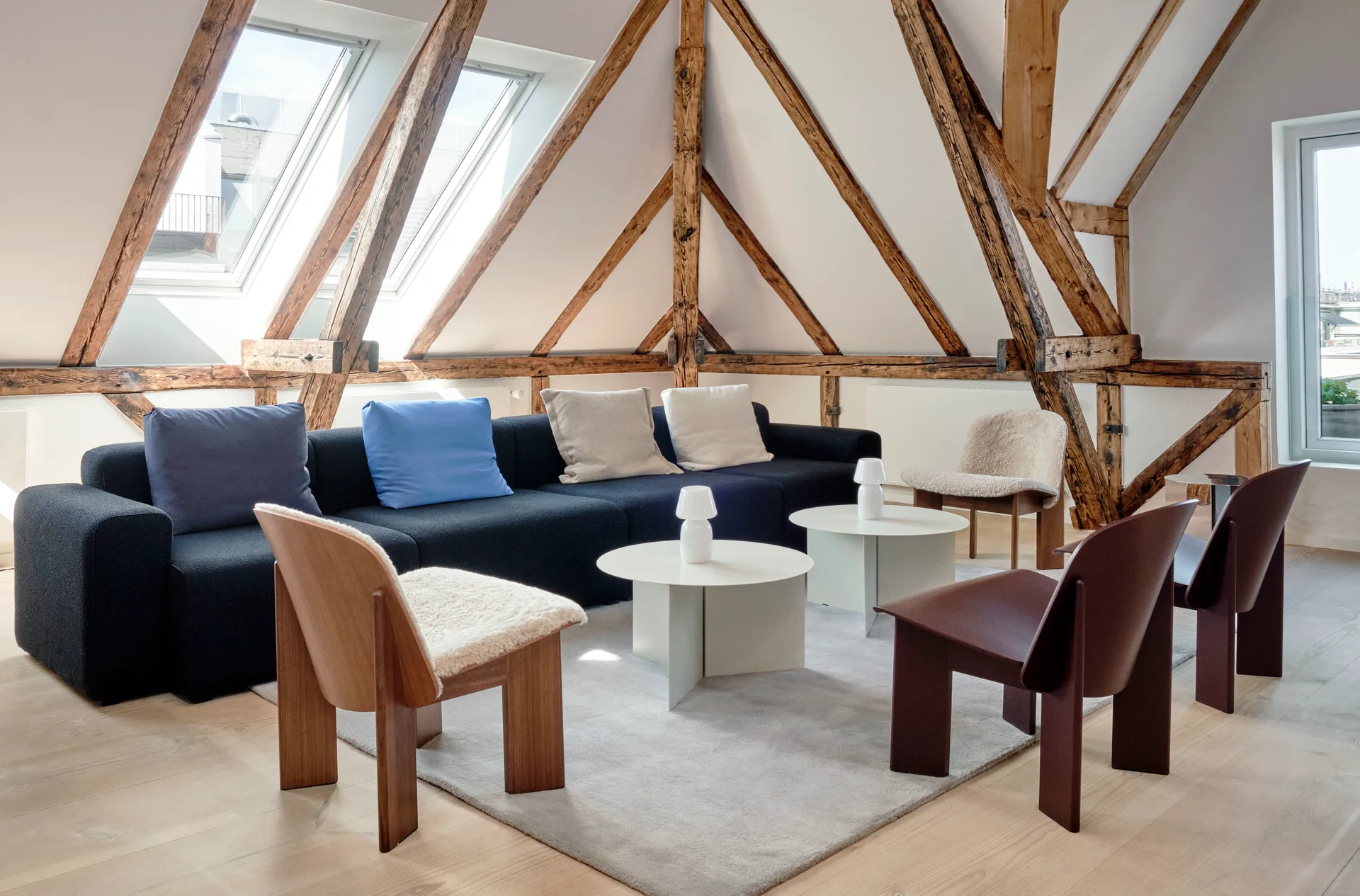 Πολυθρόνα lounge Chisel, Σκούρο μπορντό λακαριστή οξιά HAY