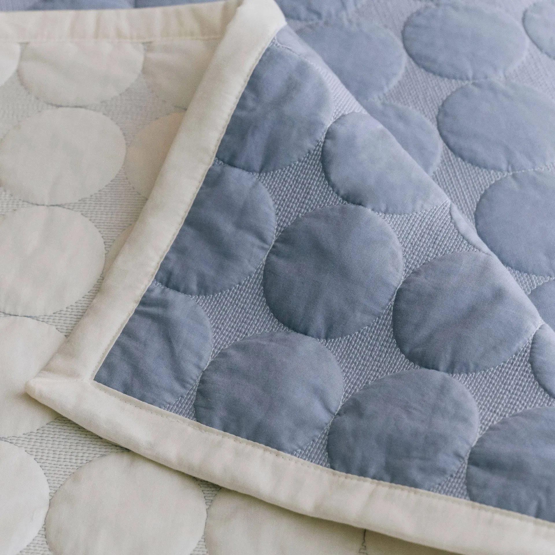 Mega Dot κάλυμμα κρεβατιού organic 260x260 cm, Dusty blue HAY