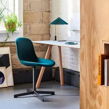 Neu 10 Upholstery καρέκλα γραφείου - Red-περιστρεφόμενη βάση σε soft black - HAY