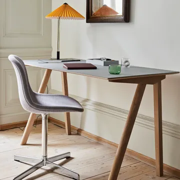 Neu 10 Upholstery καρέκλα γραφείου - Red-περιστρεφόμενη βάση σε soft black - HAY