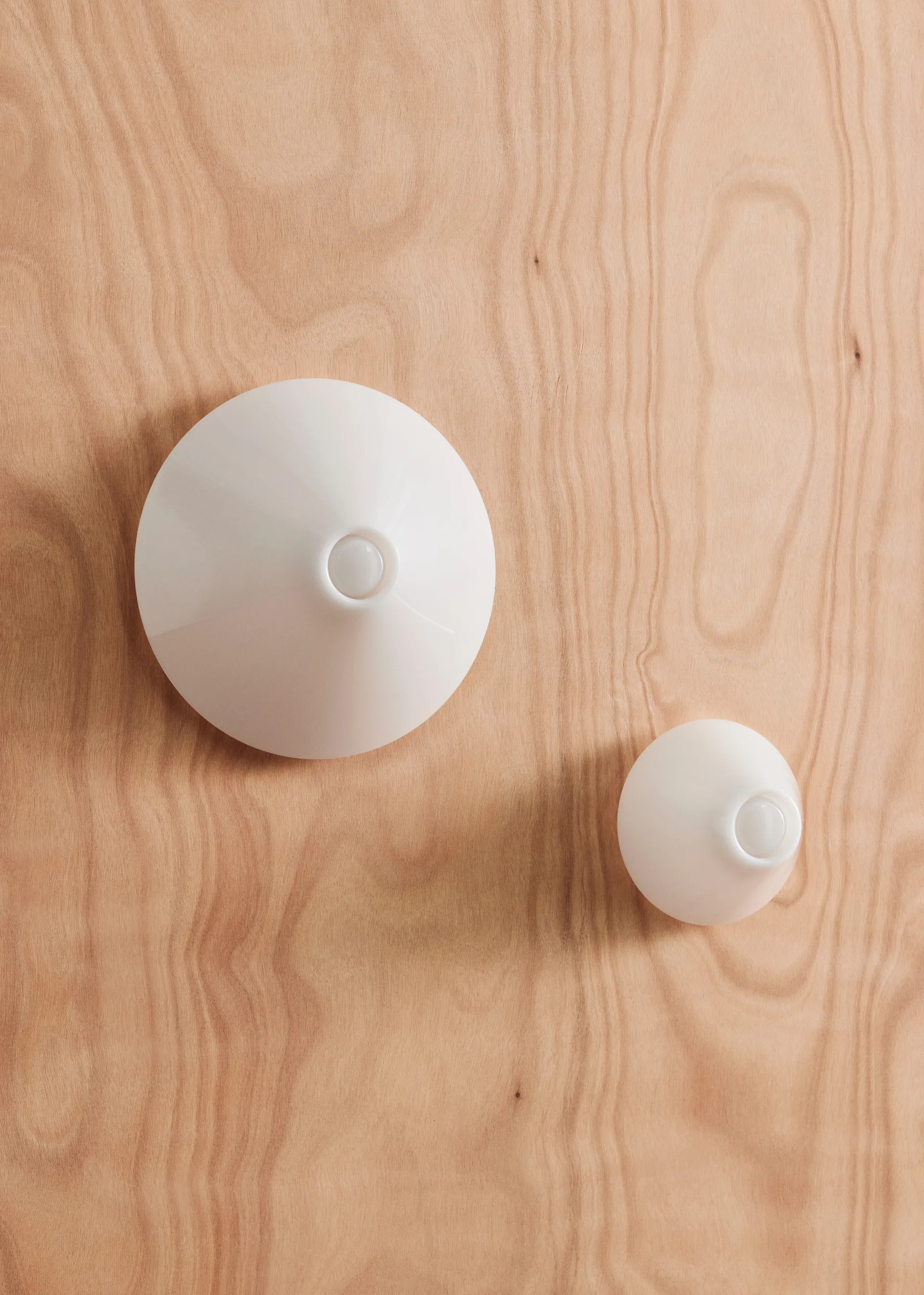 Ono Flush Mount φωτιστικό τοίχου Ø20 cm, Opal acrylic HAY