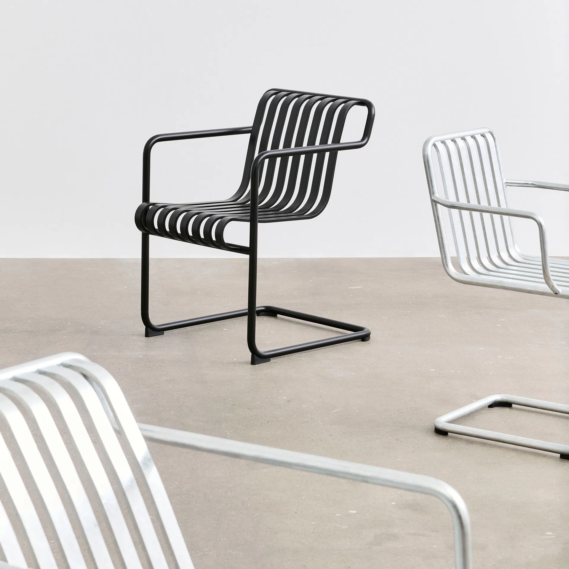 Palissade Cantilever Dining καρεκλά με μπράτσα, Anthracite HAY