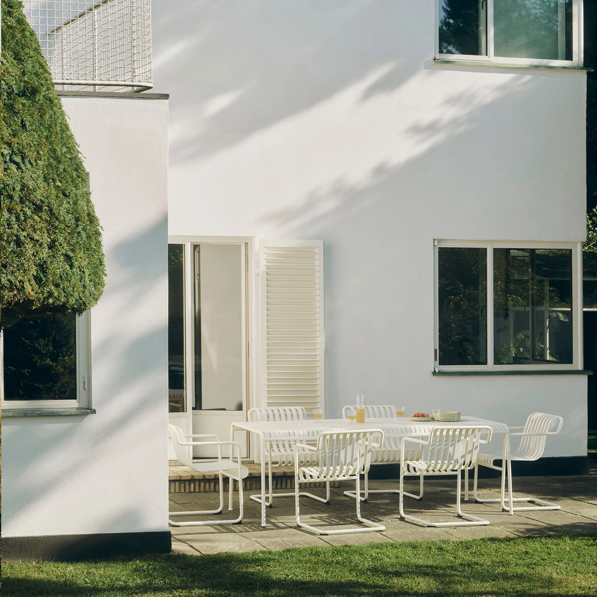 Palissade Cantilever Dining καρεκλά με μπράτσα, Cream white HAY