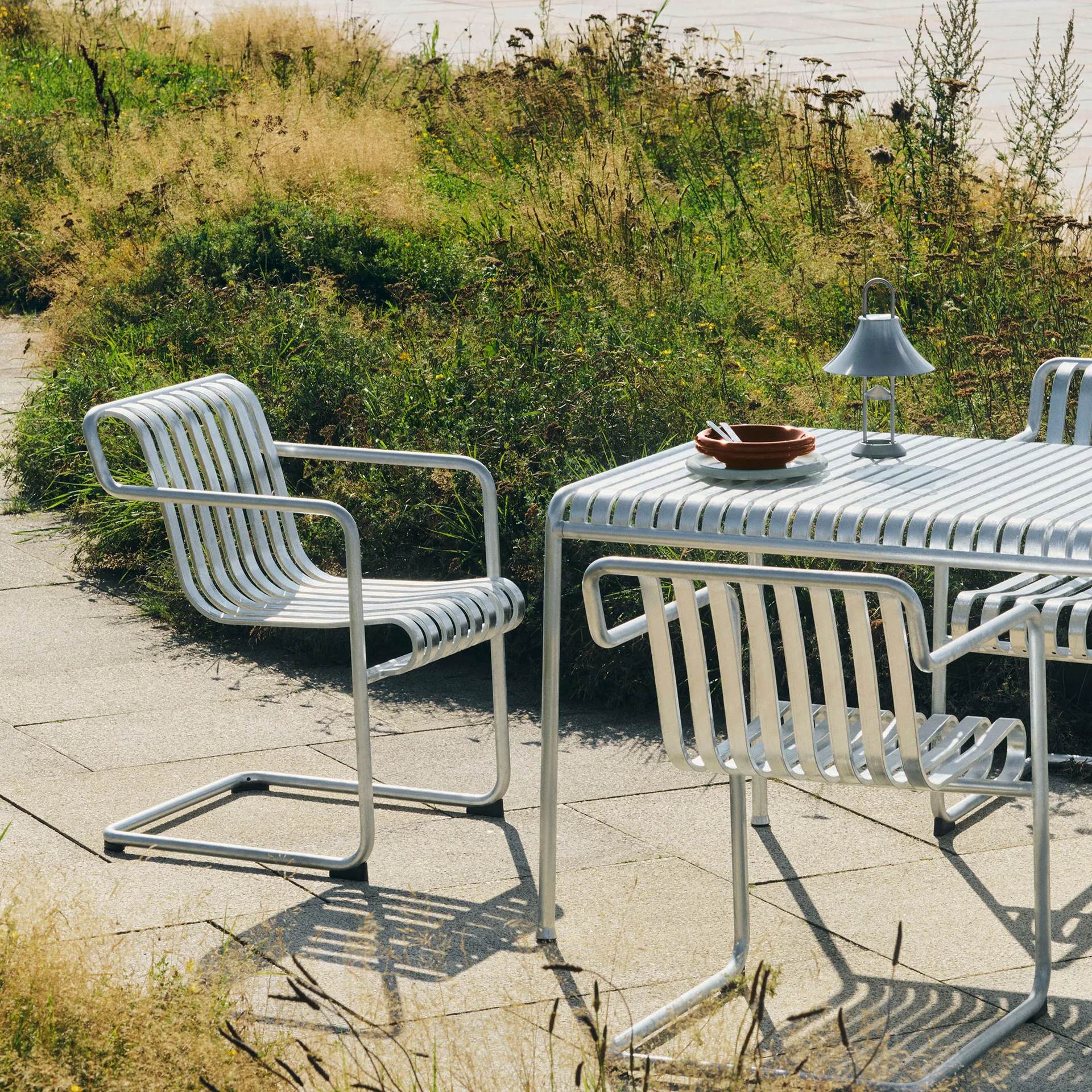 Palissade Cantilever Dining καρεκλά με μπράτσα, Hot galvanised steel HAY