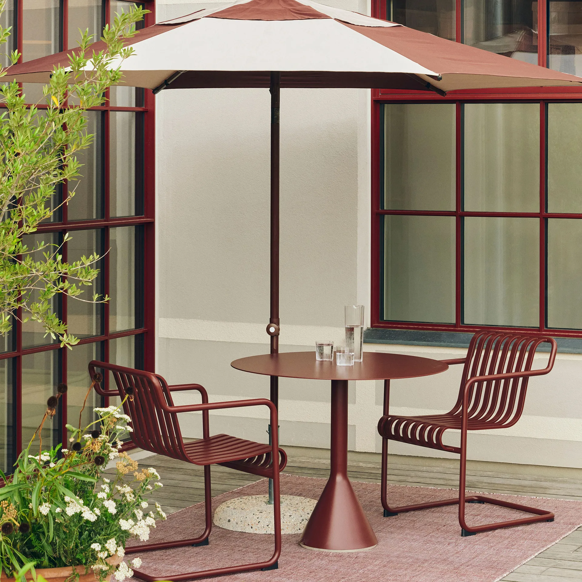 Palissade Cantilever Dining καρεκλά με μπράτσα, Iron red HAY