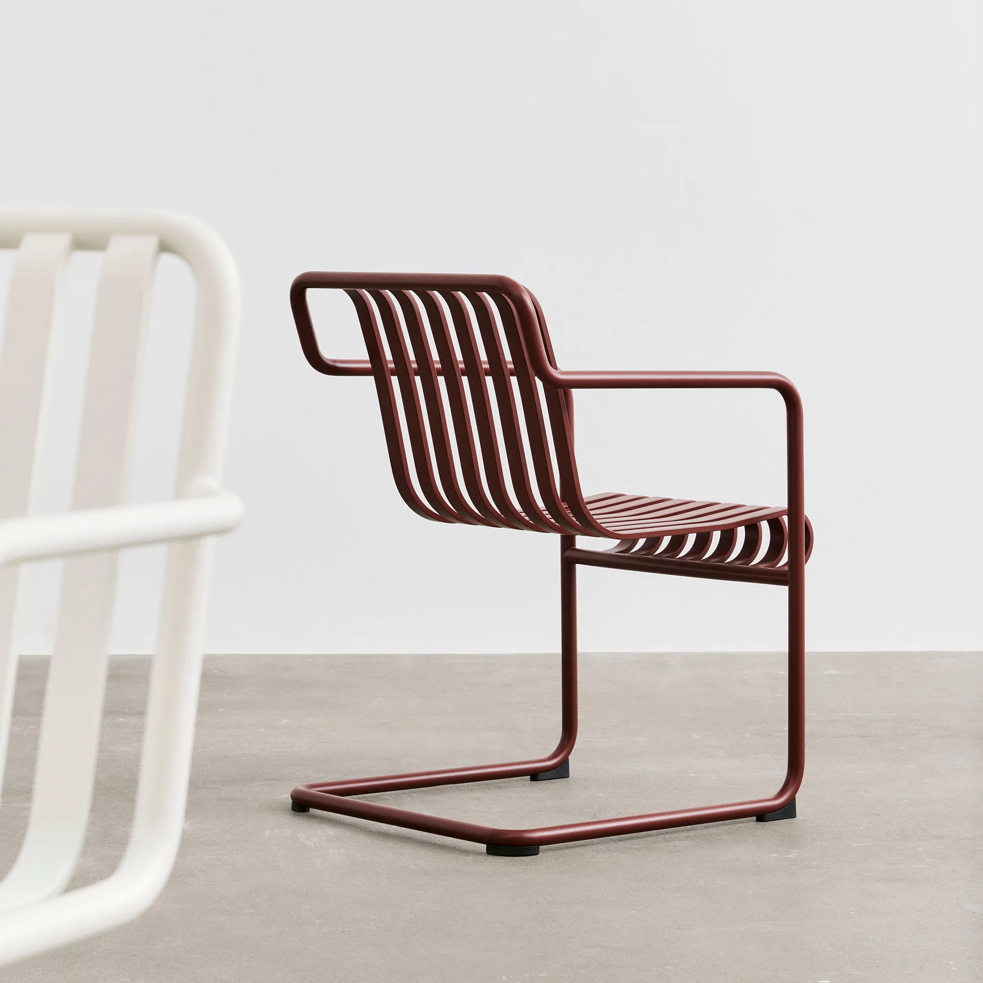 Palissade Cantilever Dining καρεκλά με μπράτσα, Iron red HAY