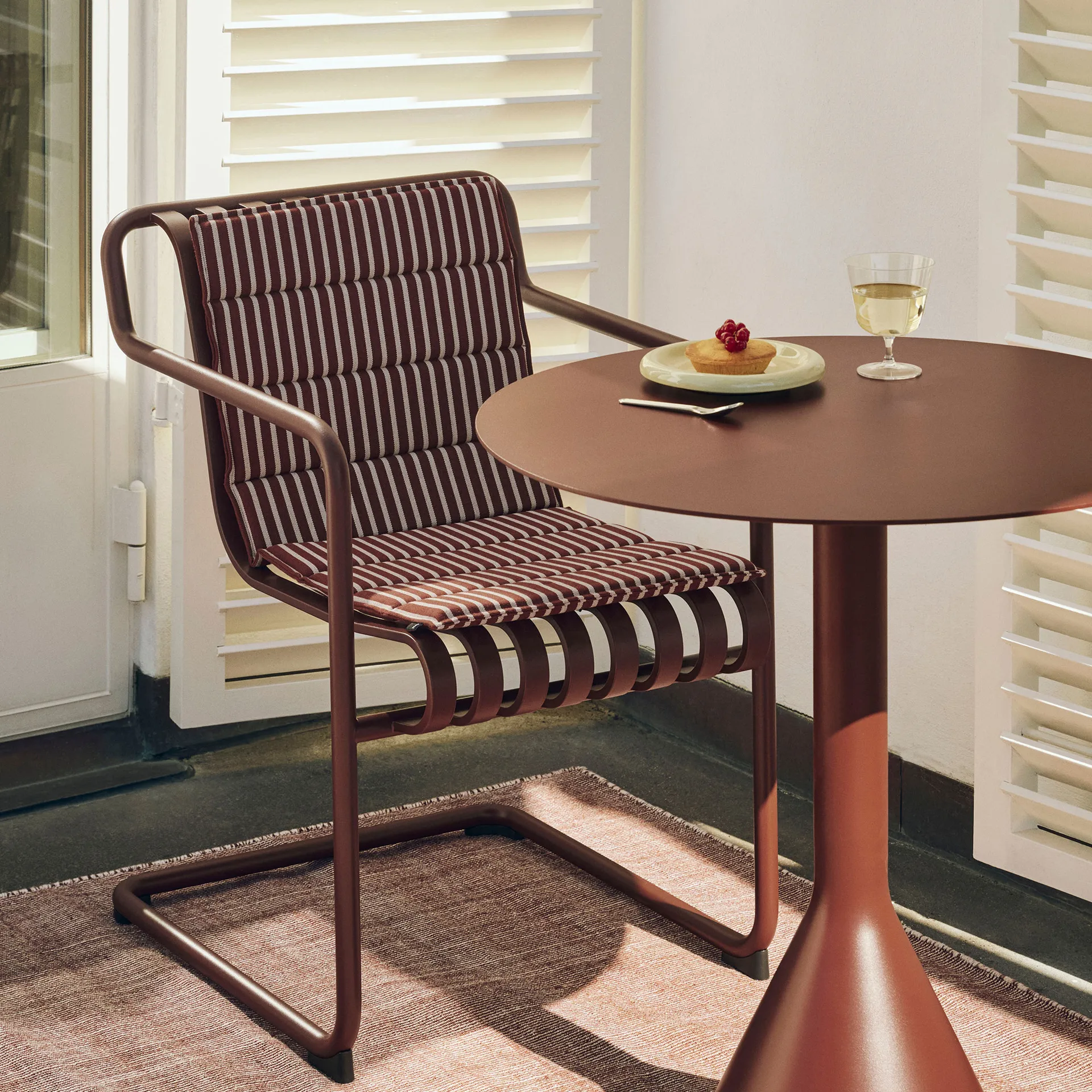 Palissade Cantilever Dining καρεκλά με μπράτσα, Iron red HAY