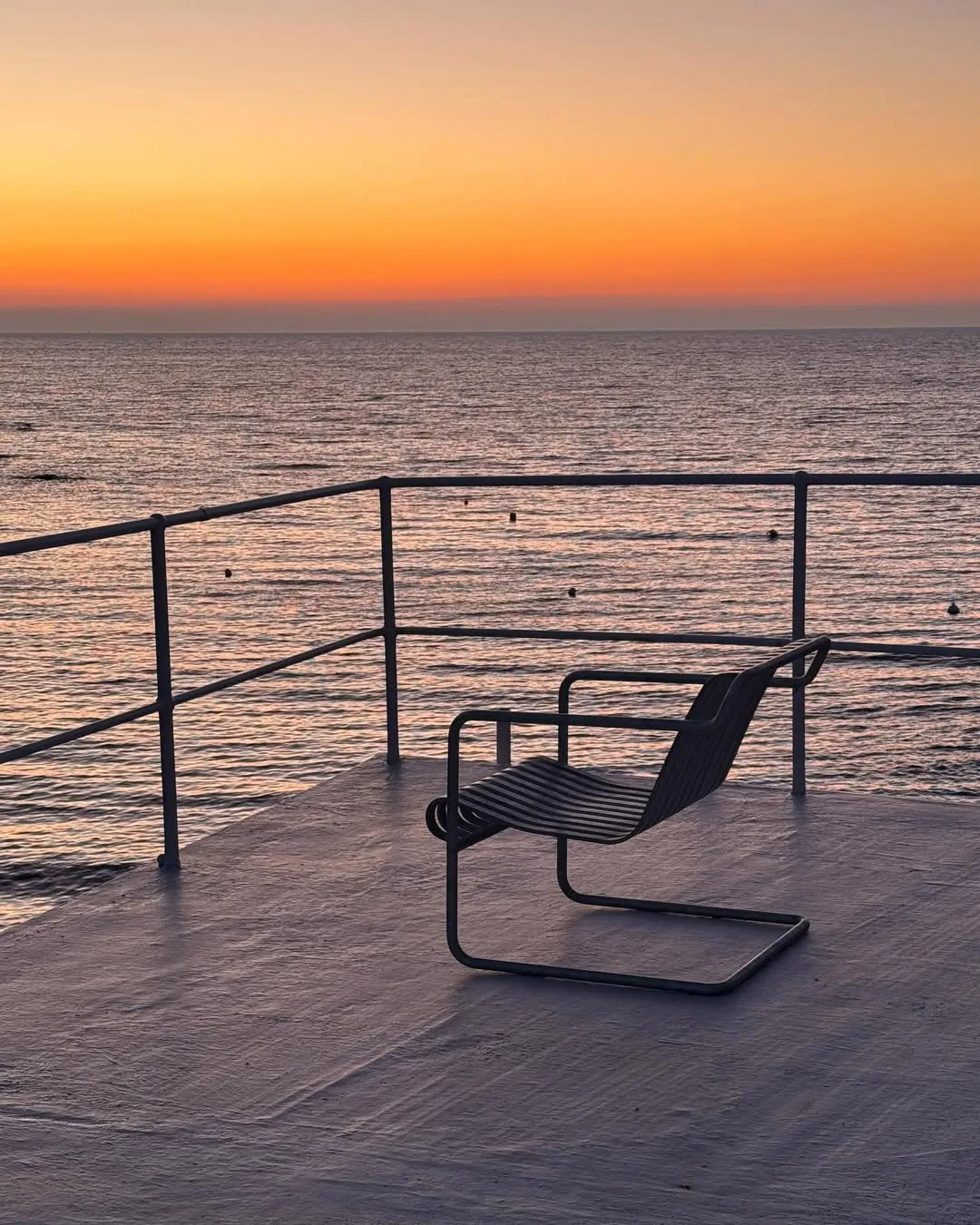 Palissade Cantilever Low πολυθρόνα lounge, Hot galvanised steel HAY